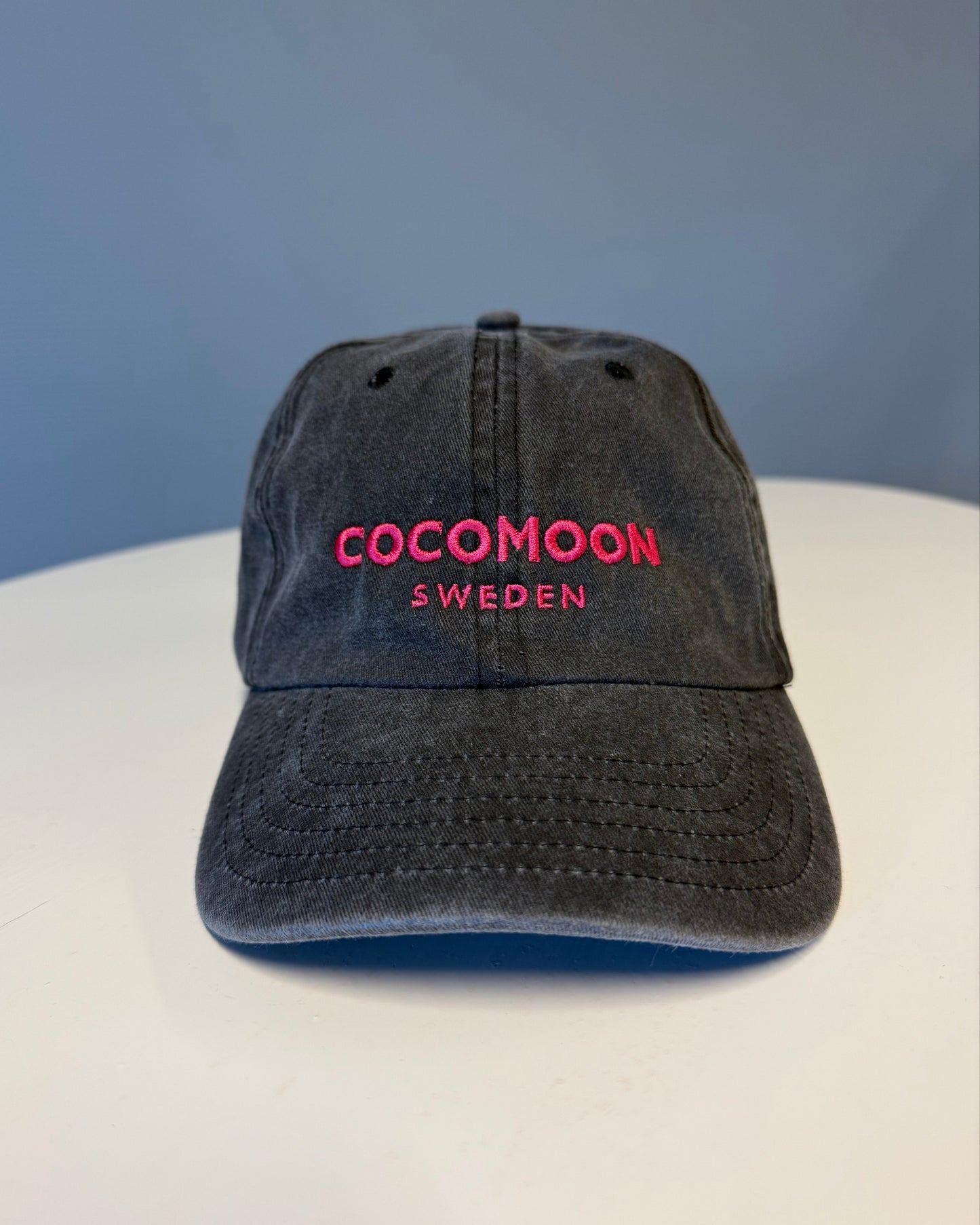 Stentvättad Dad Cap i bomull med hallonrosa Cocomoon Sweden brodyr.