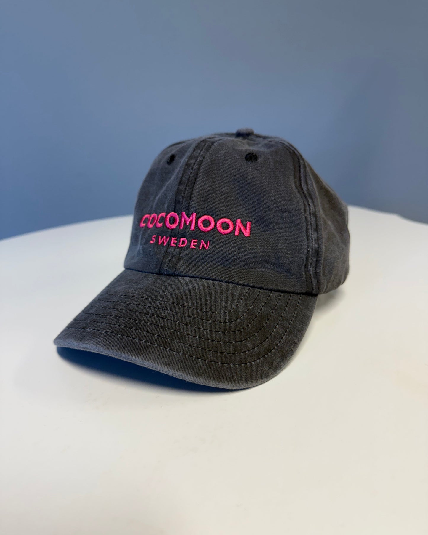 Stentvättad Dad Cap i bomull med hallonrosa Cocomoon Sweden brodyr.