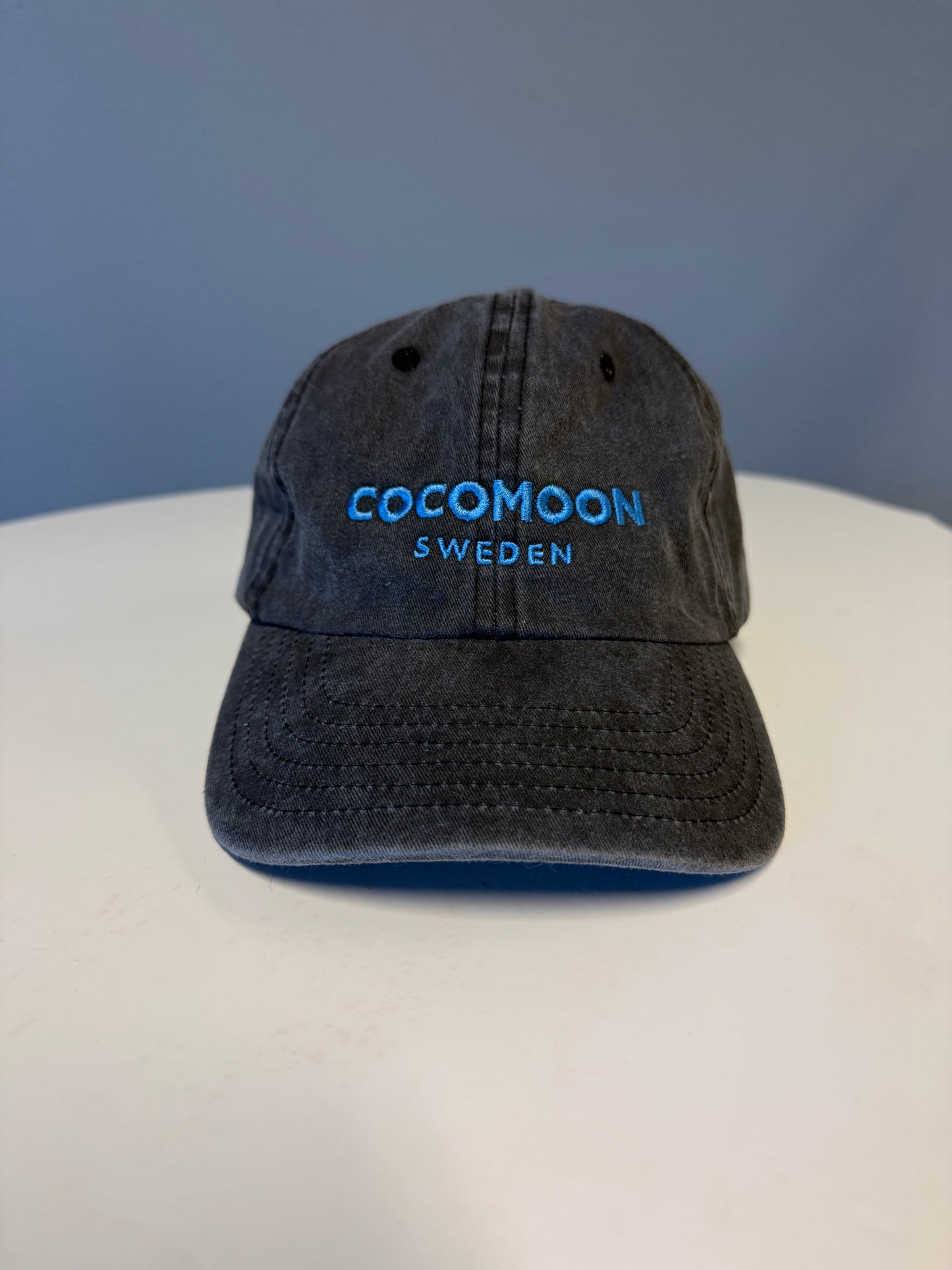 Stentvättad Dad Cap i bomull med blå Cocomoon Sweden brodyr.