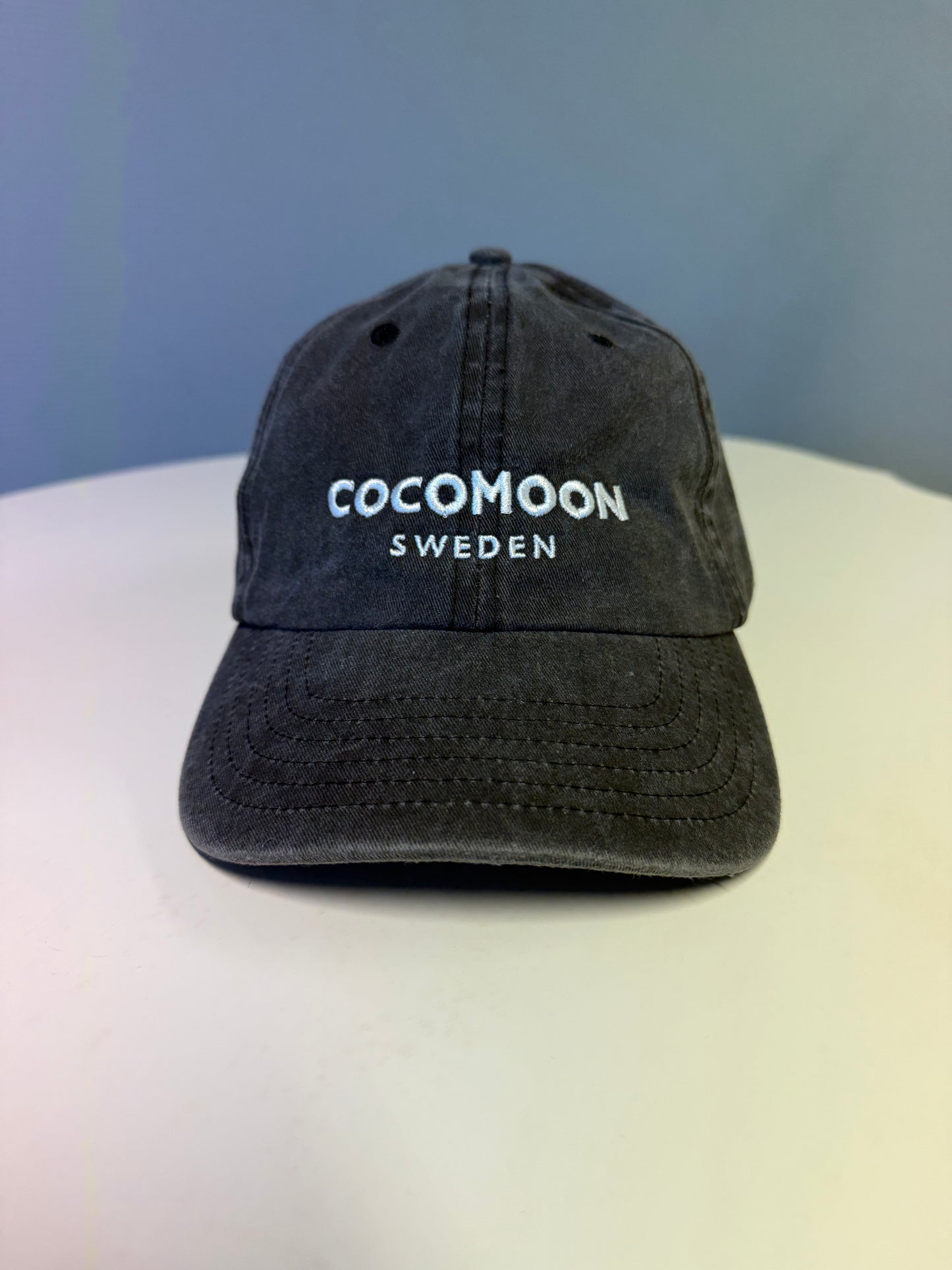 Stentvättad Dad Cap i bomull med hallonrosa Cocomoon Sweden brodyr.