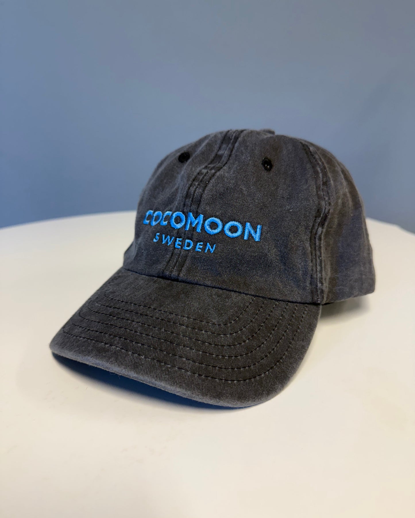 Stentvättad Dad Cap i bomull med blå Cocomoon Sweden brodyr.