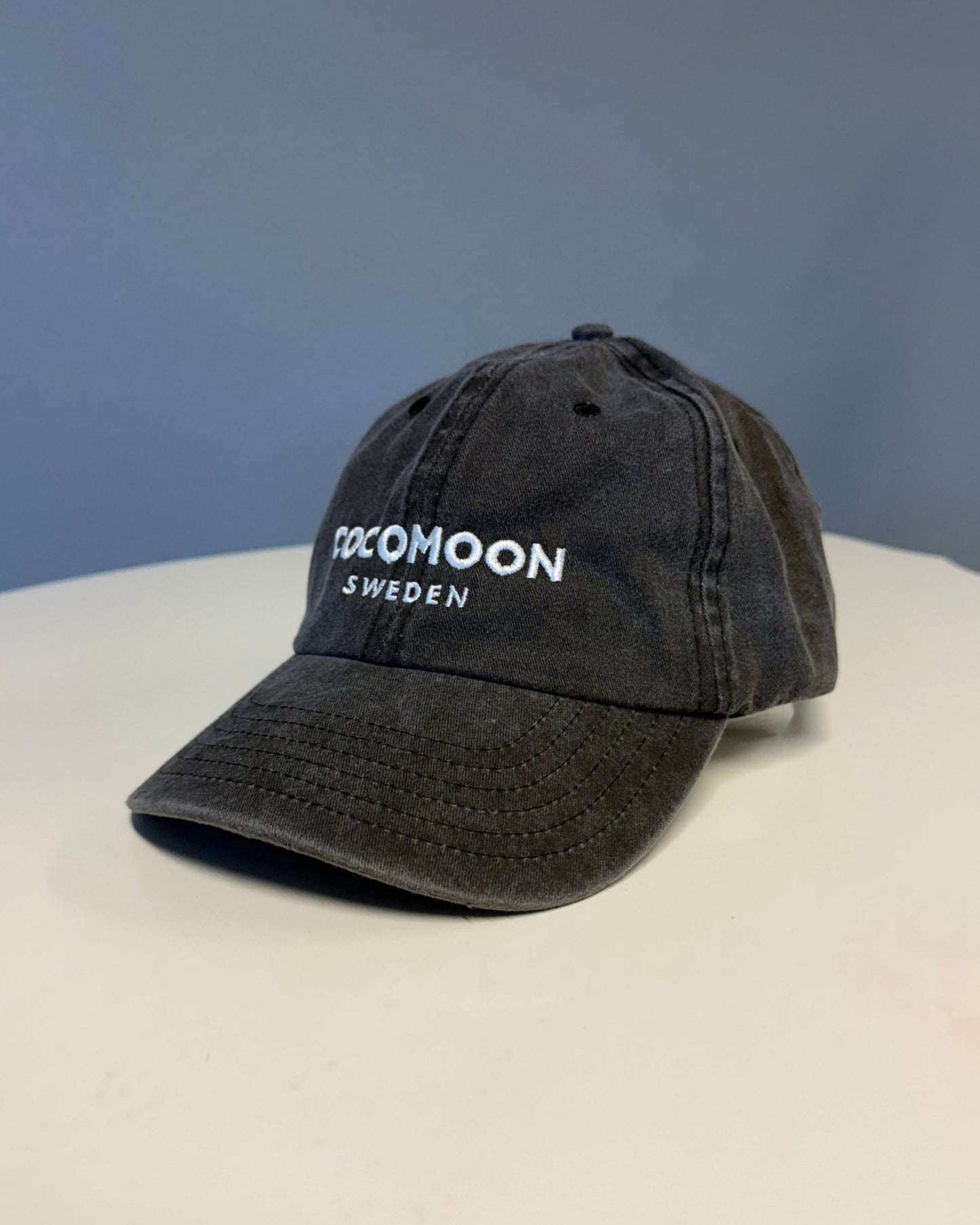Stentvättad Dad Cap i bomull med elfenbensvit Cocomoon Sweden brodyr.
