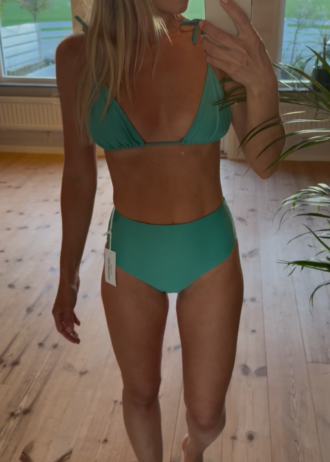 Pernilla Bottom i färgen Spring Green är en elegant och exklusiv bikinitrosa designad i Sverige och uppsydd i Portugal av återvunnet, högkvalitativt material. Den här modellen har en smickrande hög midja som formar siluetten och ger en trygg, bekväm passform hela dagen – oavsett om du solar, simmar eller rör dig längs stranden.

Trosan är skapad med dubbla lager tyg och insydda sömmar för en lyxig känsla mot huden och en silkeslen finish som håller formen tvätt efter tvätt. 