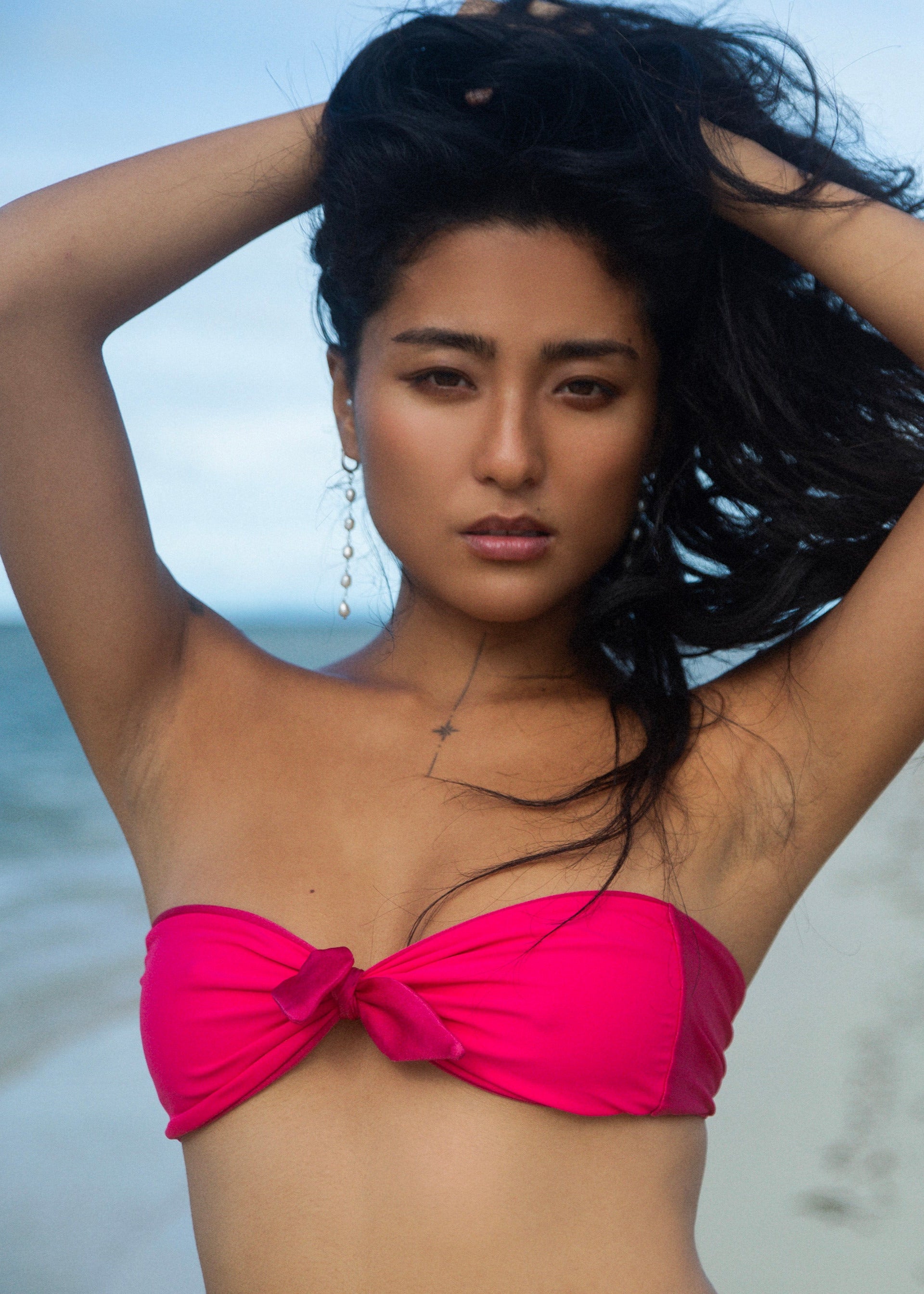 Stella top, en skimrande hallonrosa bandeau-bikinitopp med avtagbar rosett och justerbar knytning i ryggen, vändbar för två olika uttryck. Exklusiva svenska badkläder och bikinis från Cocomoon Sweden.