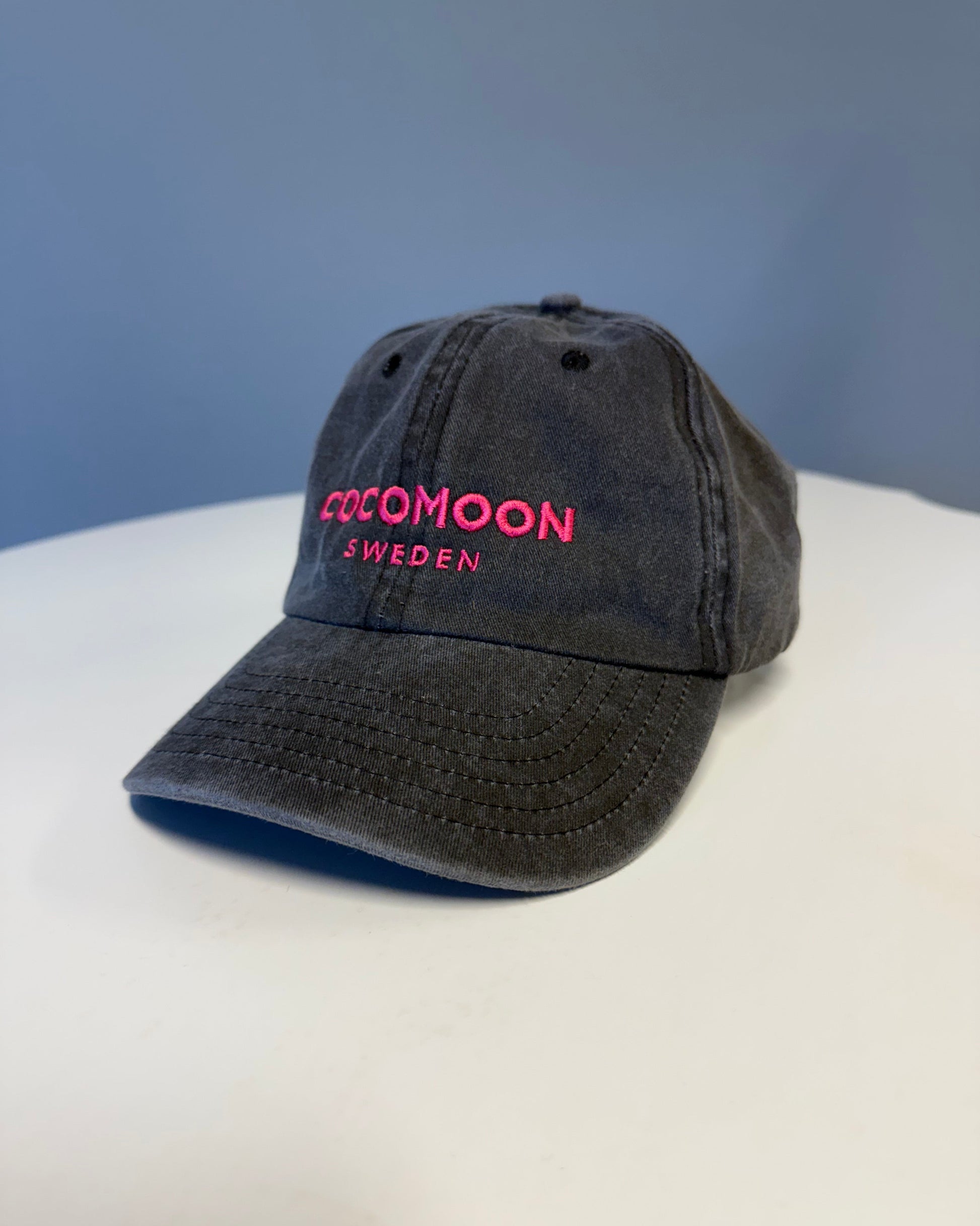 Stentvättad Dad Cap i bomull med hallonrosa Cocomoon Sweden brodyr.