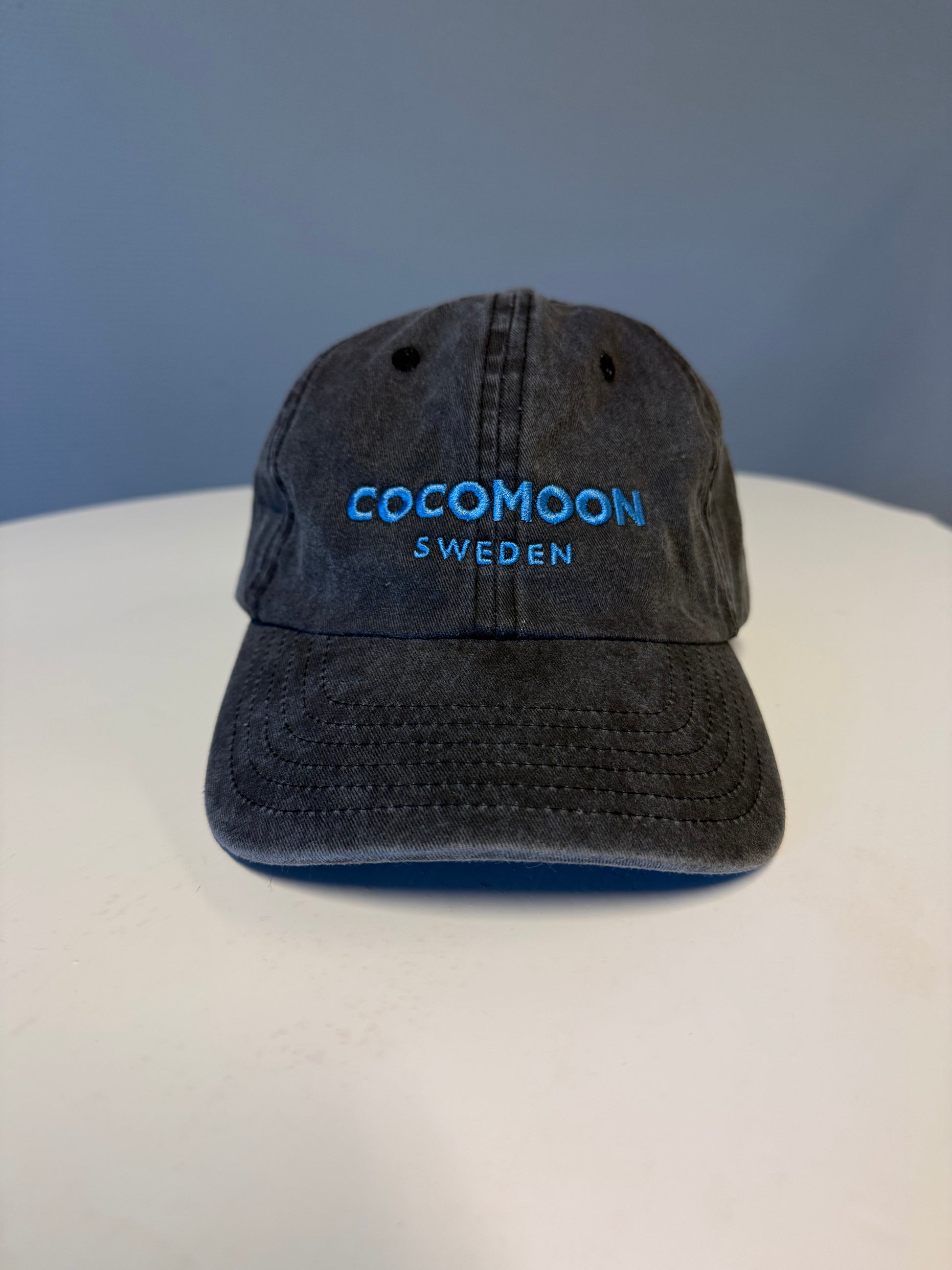 Stentvättad Dad Cap i bomull med blå Cocomoon Sweden brodyr.