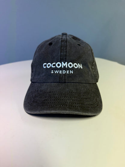 Stentvättad Dad Cap i bomull med hallonrosa Cocomoon Sweden brodyr.