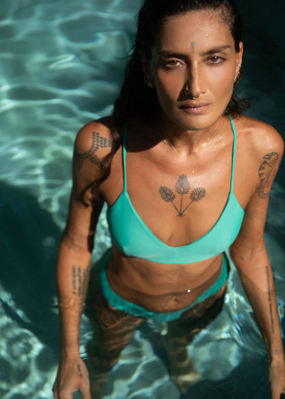 Daniela, en grön sportig bikinitopp med justerbara axelband. Hållbar bikiniöverdel i återvunnet italienskt tyg. Svenska badkläder från Cocomoon Sweden.